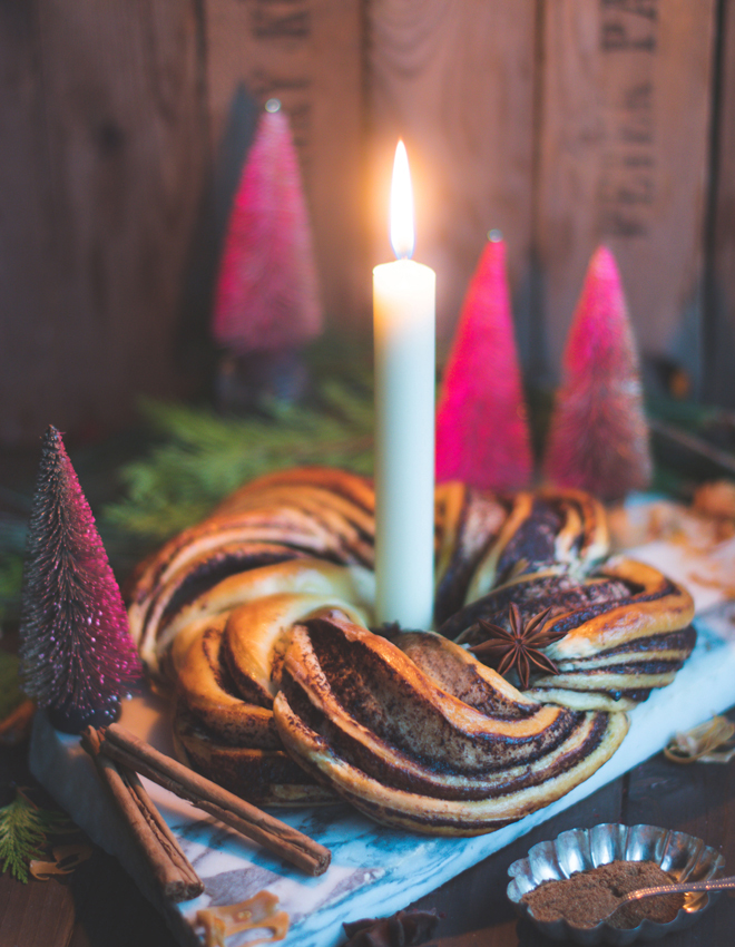 Festlicher Brioche Kranz mit Weihnachtsschokolade Festlicher Brioche Kranz mit Weihnachtsschokolade