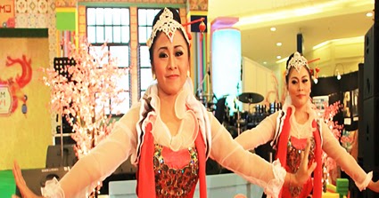 Tari Cokek Betawi Goyang Pinggul Dengan Iringan Musik Gambang
