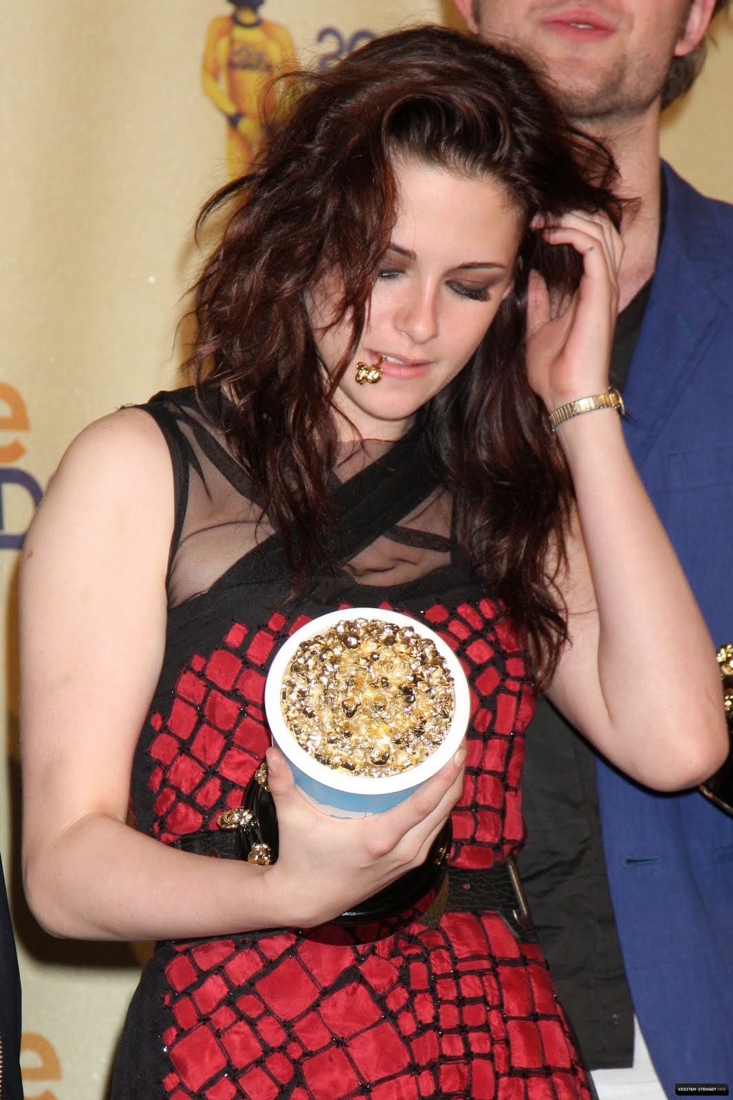 http://2.bp.blogspot.com/-hiUiHuLZpyc/Te0ivsyQAvI/AAAAAAAAkYE/WoahVmwYx8Y/s1600/kristen-stewart-mtv-movie-awards-2009-12.jpg