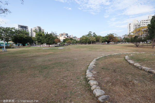 《台中.北屯》敦化公園|美好書席|親水生態蓮花池|綠草坪|親子休閒好去處 《台中.北屯》敦化公園|美好書席|親水生態蓮花池|綠草坪|親子休閒好去處