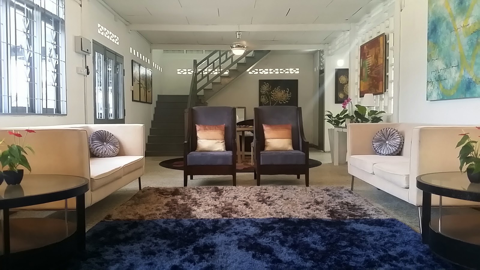 Casa Ninda Pada Bahagian Tengah Seolah Foyer Penyambut Tetamu Disediakan Satu Set Meja Makan Empat Kerusi Jika Bertandang Yang Mahukan Lebih Keakhraban Dan Mungkin
