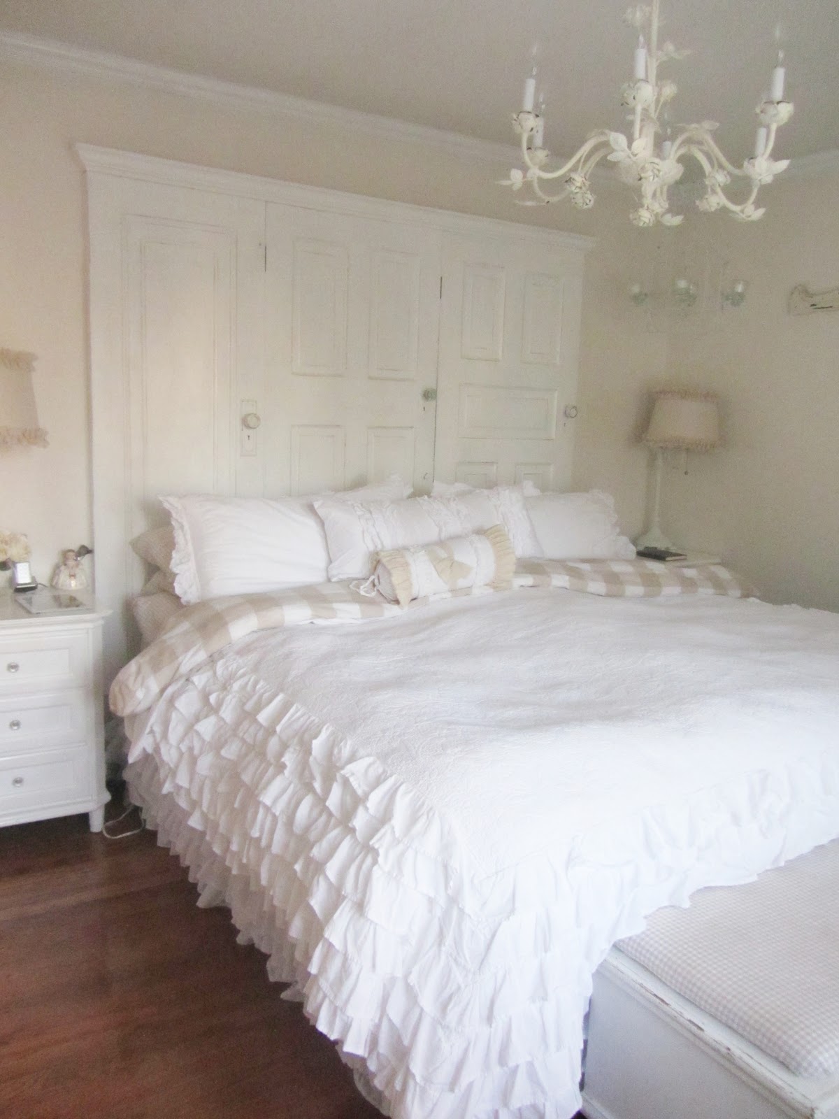 Лепнина у изголовья кровати