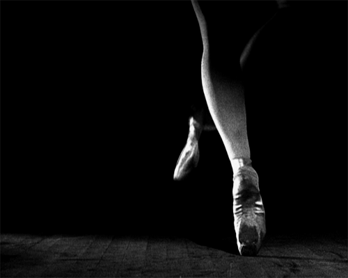 Танец на цыпочках. Цыпочки. Балерина на черном фоне. Танцовщица gif. Балерина на носочках.
