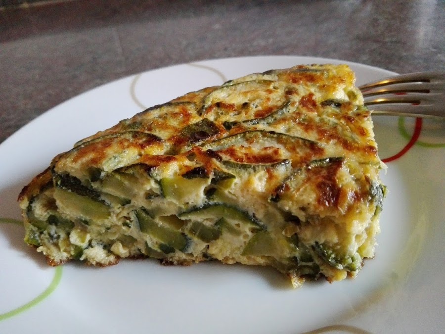 Porción de tortilla de calabacín con cebolla.