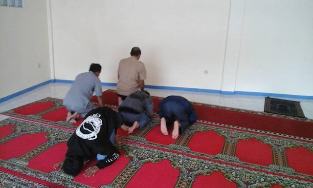 Remaja Alay Kembali Berulah, Lecehkan Shalat Katanya Buat Bercandaan Remaja Alay Kembali Berulah, Lecehkan Shalat Katanya Buat Bercandaan