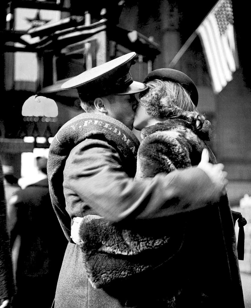 Прощание на фронт. Прощание влюбленных на Пенсильванском вокзале в 1943. Влюбленные на войне.