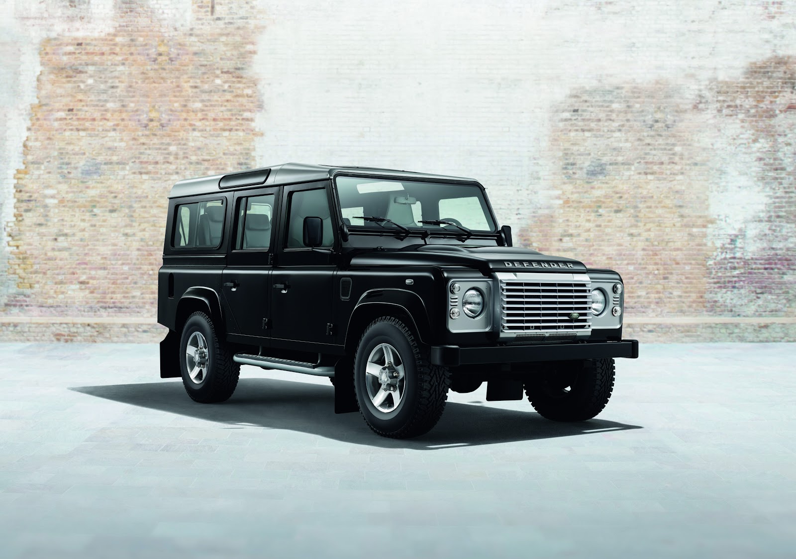 Land Rover Silver and Black Pack