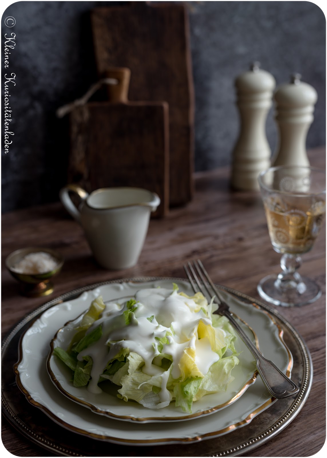 Eisbergsalat mit aufgeschlagenem Zitronen-Sahne-Dressing