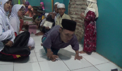 Mengharukan, Ustad Ini Berjalan Merangkak Untuk Beri Pelajaran Baca Al Quran Pada Anak-anak, Ini Kisahnya