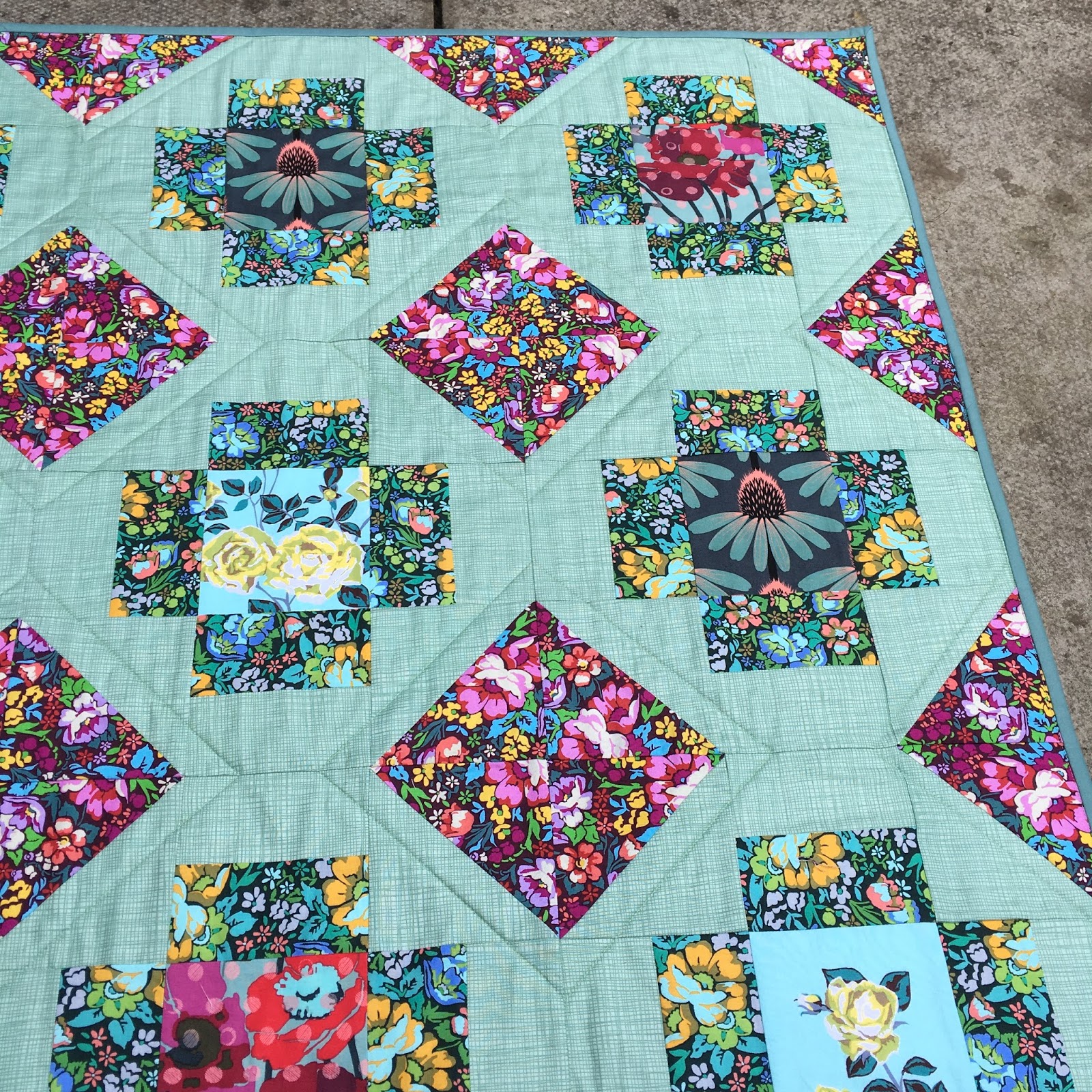 Greek Cross Quilt Anna Maria Horner / CHARM ABOUT YOU