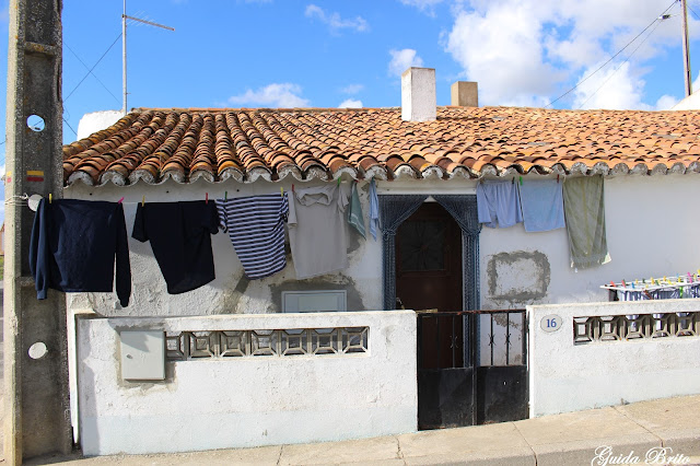 Casa alentejana com roupa estendida