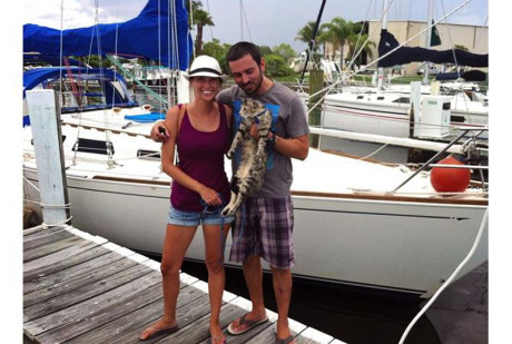 Ban toan bo tai san de di vong quanh the gioi tren bien - Anh 10