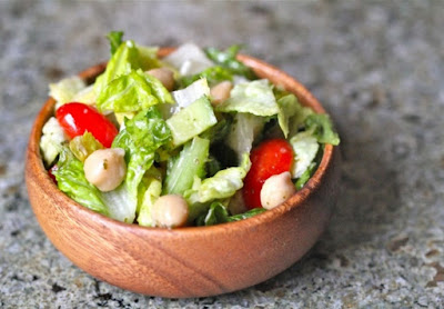 Salada de Alface, Pepino, Tomate-Cereja e Grão-de-Bico (vegana)