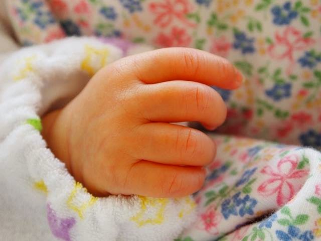赤ん坊の手