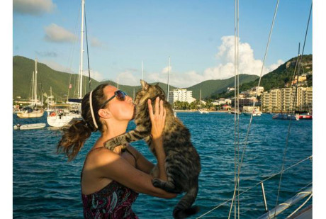 Ban toan bo tai san de di vong quanh the gioi tren bien - Anh 14