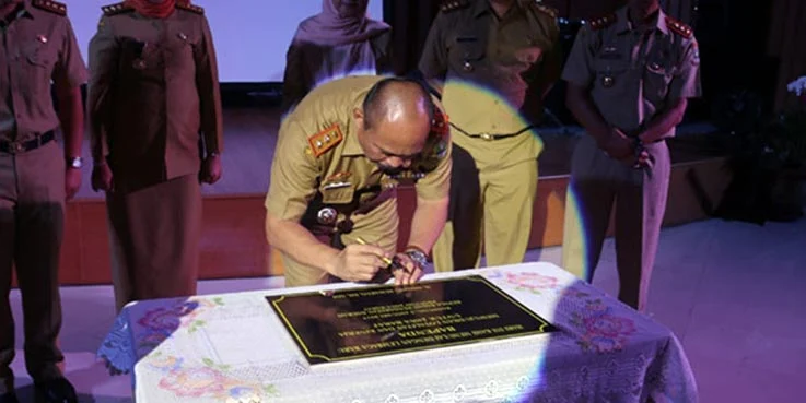 Kepala Bapenda (Kaban) Provinsi Jawa Barat, Dadang Suharto saat melakukan penandatanganan.