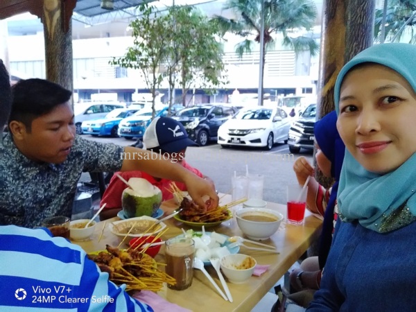 Makan Sate Di Restoren Sate Kajang Hj Samuri Mrs.A-makan-sate