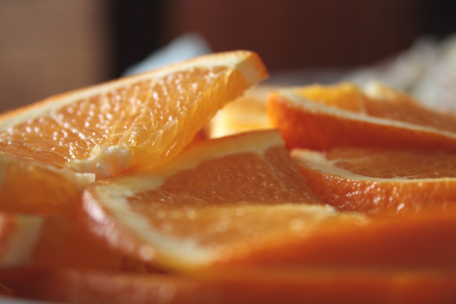 Апельсин есть вечером. Аллергия на цитрусовые фрукты. Апельсины на темном фоне. Как выглядит аллергия на мандарины и апельсины.