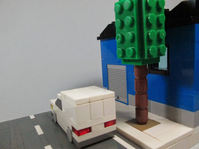 MOC LEGO Carrinha de distribuição à porta do armazém