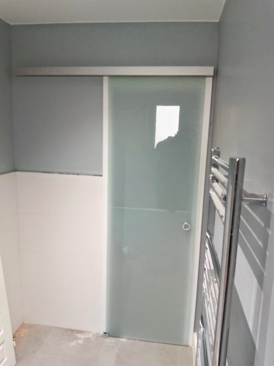 ALUCRYSTALL: Frontal de cocina forrado y puerta corredera.