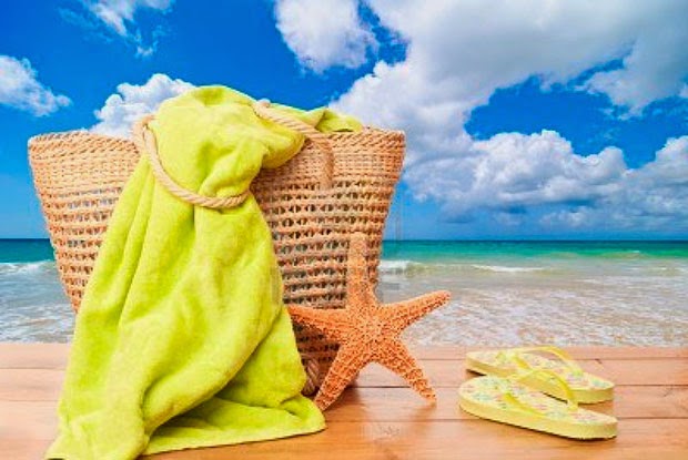10 elementos que no pueden faltar en tu bolso de playa