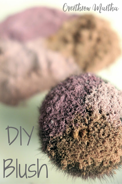 How to make homemade #DIY blush. It is really easy to make for any skin tone. 