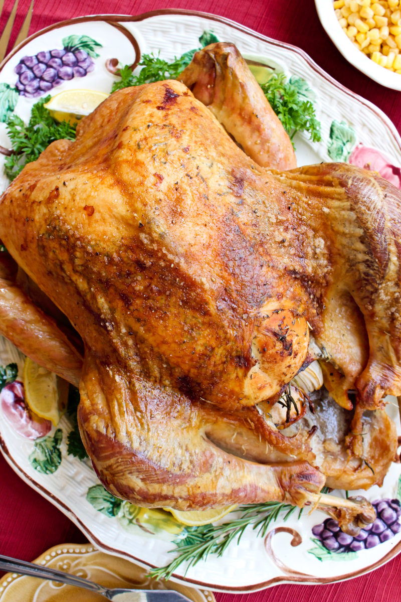 Easy Oven Roasted Turkey | The Two Bite Club | #thanksgiving #turkey This Easy Oven Roasted Turkey recipe makes the best juicy, tender, golden brown turkey that is perfect for the holidays. You will want to use this recipe year after year! #thanksgiving #turkey