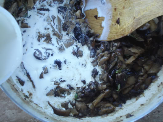 Gnocchi with mushrooms and Gorgonzola by Laka kuharica: stir in cream