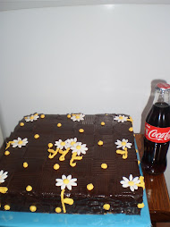 tarta cuadrada con florecitas. tamaño grande: 60 euros.