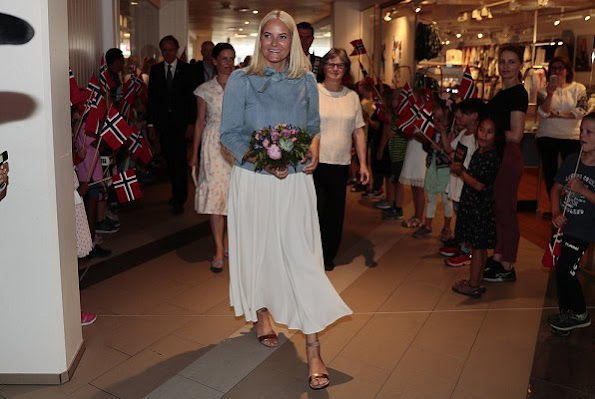 Princess Mette-Marit wore Ulla Johnson Wes bow embellished denim blouse. Crown Princess talked with Author Monica Isakstuen at Egersund library