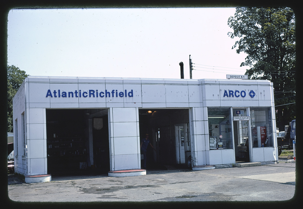 10 Classic Gas Stations