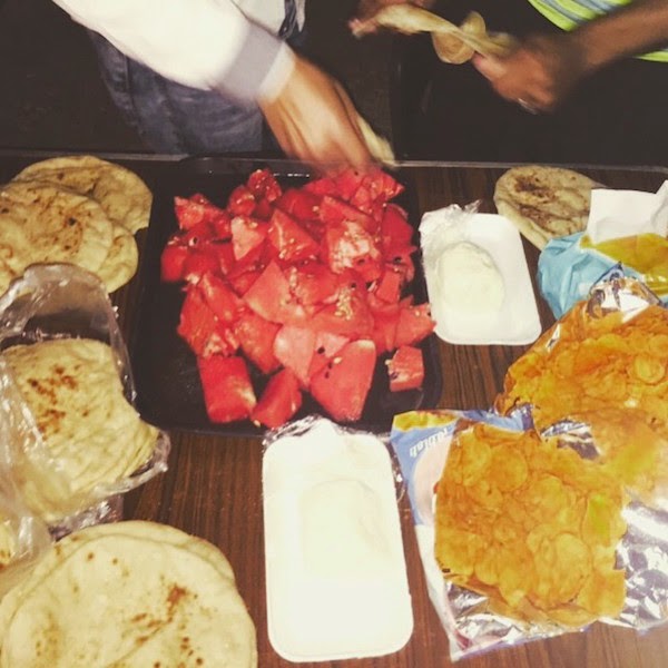 صورة ميس حمدان تتناول البطيخ