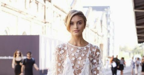 Street style | Chic white lace mini dress | Just a Pretty Style