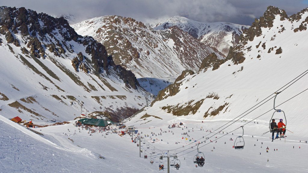 Se analiza abrir el centro de esquí La Hoya para turistas locales en temporada de invierno Se analiza abrir el centro de esquí La Hoya para turistas locales en temporada de invierno