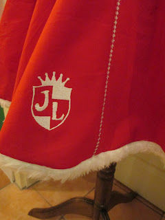Weihnachtsbühnenkleid Wappen Detail