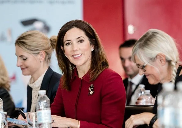 Princess Mary is the patron of Hjernesagen organization. Princess Mary wore red skirt suit, blazer an skirt
