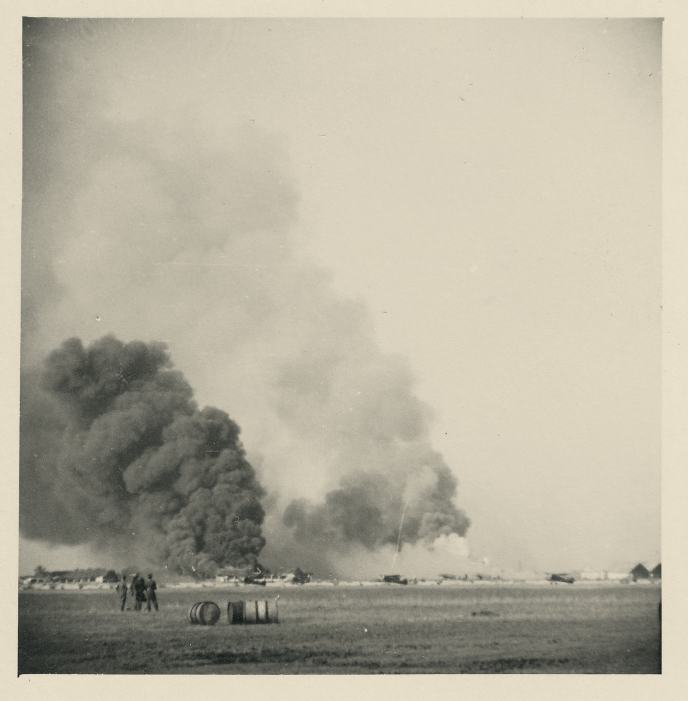 1942 год белоруссия. Аэрофотосъемка ржев 1942. Подбитый немецкий самолет 1945. Снимки второй мировой войны бомбометания. Бомбардировка аэродрома.