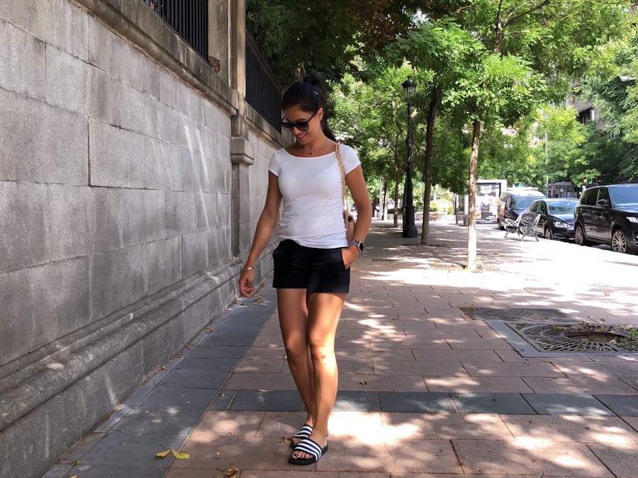SUMMER OUTFIT, LOOK Camiseta básica blanca y pantalones cortos chinos con chanclas deportivas