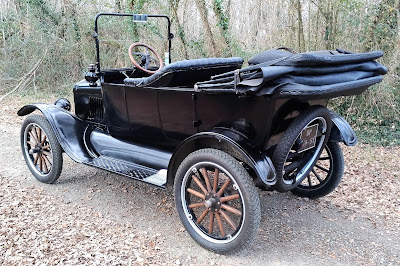 Ford T Touring de 1922, cabriolet, disponible avec chauffeur pour votre mariage ou évènement. Ford T Touring de 1922, cabriolet, disponible avec chauffeur pour votre mariage ou évènement.
