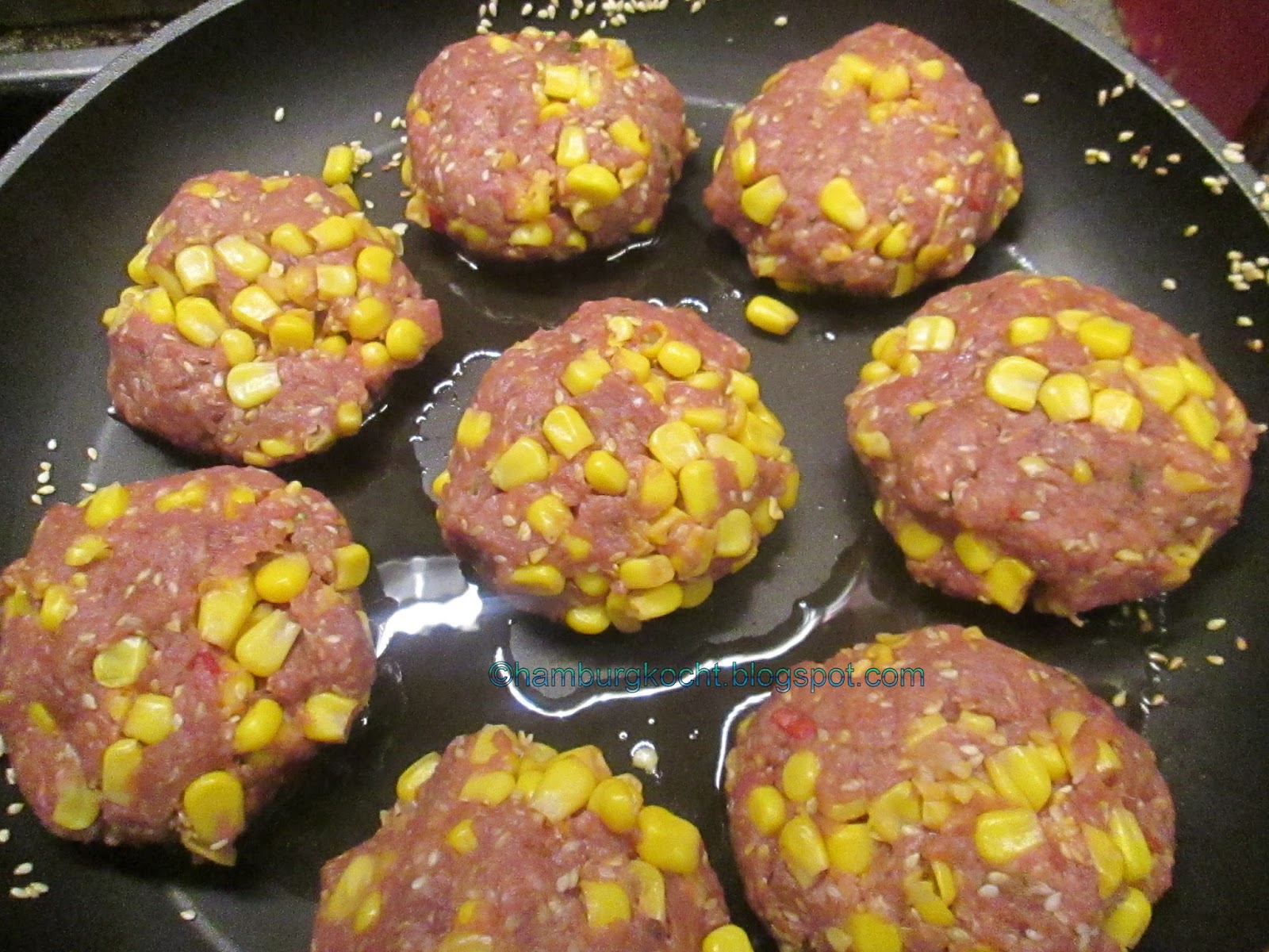 Hamburg kocht!: Frikadellen mit Mais, Sesam und Brokkoli-Paprika-Gemüse ... Hamburg kocht!: Frikadellen mit Mais, Sesam und Brokkoli-Paprika-Gemüse ...