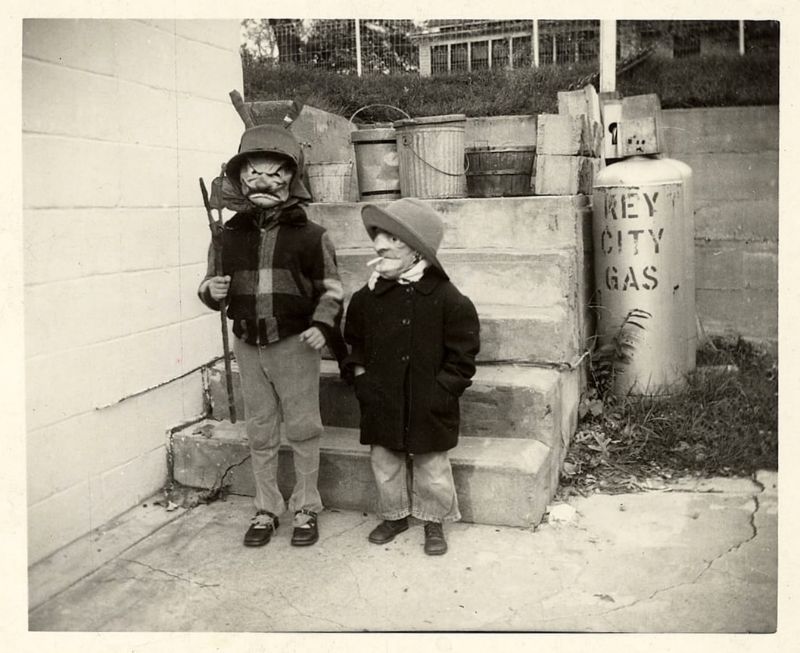 42 Vintage Snapshots of Freaky Halloween Costumes That Give You a