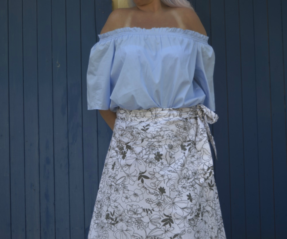 Well wrapped and floral prints -  Summer Outfit with wrapped skirt, sky blue off-shoulder blouse and beige and white Leather mules,  posted by Annie K, Fashion and Lifestyle Blogger, Founder, CEO and writer of ANNIES BEAUTY HOUSE - a german fashion and beauty blog