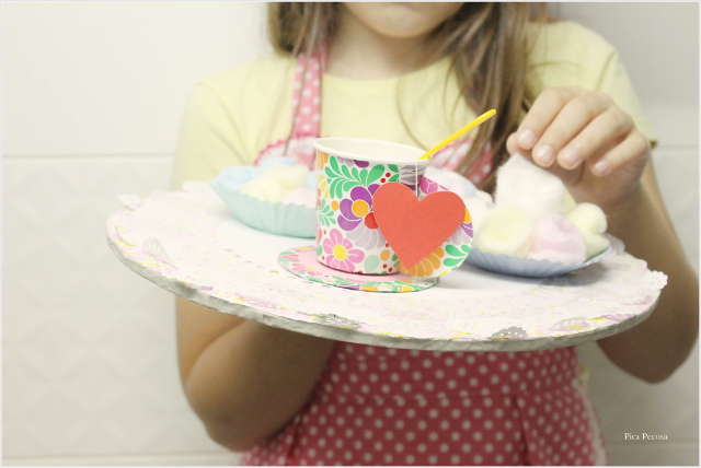 como-hacer-bandeja-disfraz-pastelero-diy-cupcakes-taza-te