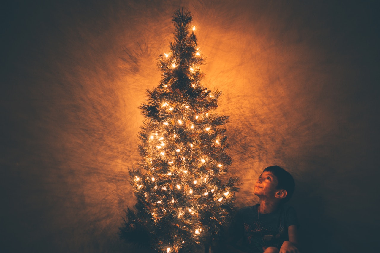 Ilumina tu Navidad con Árboles Artificiales con LED: Ventajas y Prácti