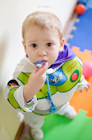 Buzz Lightyear Niño disfrazado de Buzz Lightyear, personaje de la película Toys. Jardín Corazón de Melón, Roldán. Fotografía de Leticia Martiñena