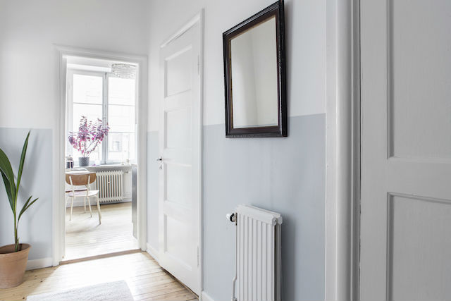 Hall con pared pintada a media altura