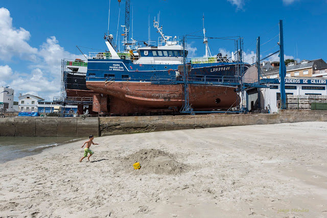 Niño jugando junto al Varadero de Celeiro en la playa de Celeiro. Vivero. Lugo