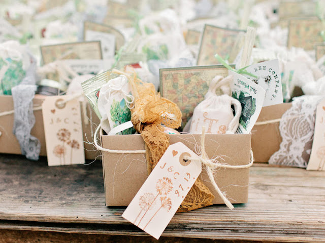 Recoger los obsequios para los invitados - Foto: www.theknot.com Recoger los obsequios para los invitados - Foto: www.theknot.com