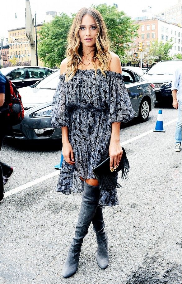 Whisper by Sara | vestido off-the-shoulder de tecido leve estampado, bolsa-carteira preta com franjas e bota over-the-knee cinza | @whisperbysara || Hannah Davis OVER THE KNEE BOOT | 8 LOOKS PRA TE INSPIRAR A USAR BOTA ACIMA DO JOELHO SEM MEDO DE ERRAR