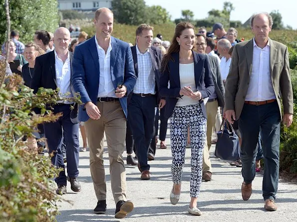 Kate Middleton wore SMYTHE One Button Blazer, and GAP Bi-stretch-Skinny Ankle Pants, Sebago Bala Boat Shoes, style fashions